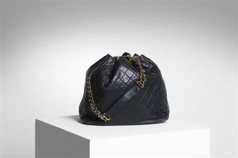 borsa chanel anni 90|Borsa Chanel anni '90 a secchiello nera iconica .